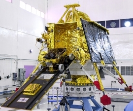 GSLV_Mk_III_M1,_Chandrayaan-2_-_Pragyan_rover_mounted_on_the_ramp_of_Vikram_lander